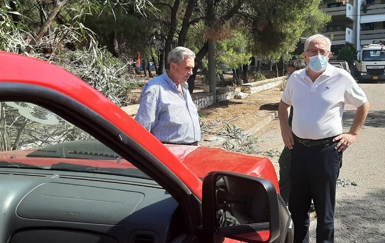 «Επί ποδός» οι δυνάμεις του Δήμου - Επενέβησαν άμεσα στη φωτιά του διατηρητέου «Βίλα Λουμίδη»