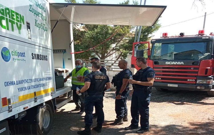 Περιφέρεια Αττικής: Διανομή γευμάτων σε πυροσβέστες, αστυνομικούς και εθελοντές στα Βίλια