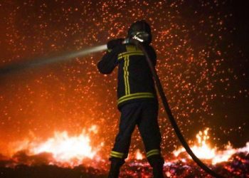 Ανεξέλεγκτη η κατάσταση στα Βασιλικά – Σκληρή μάχη με τις αναζωπυρώσεις σε Αρκαδία-Ηλεία