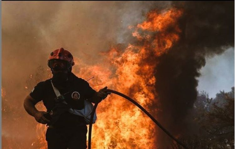 Η «μάχη» συνεχίζεται στην Εύβοια – Οι φλόγες κατευθύνονται στις Γούβες