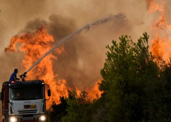Κάηκαν κατασκηνώσεις στην Μάνδρα & κινδύνευσαν πυροσβέστες από τη φωτιά στα Βίλια