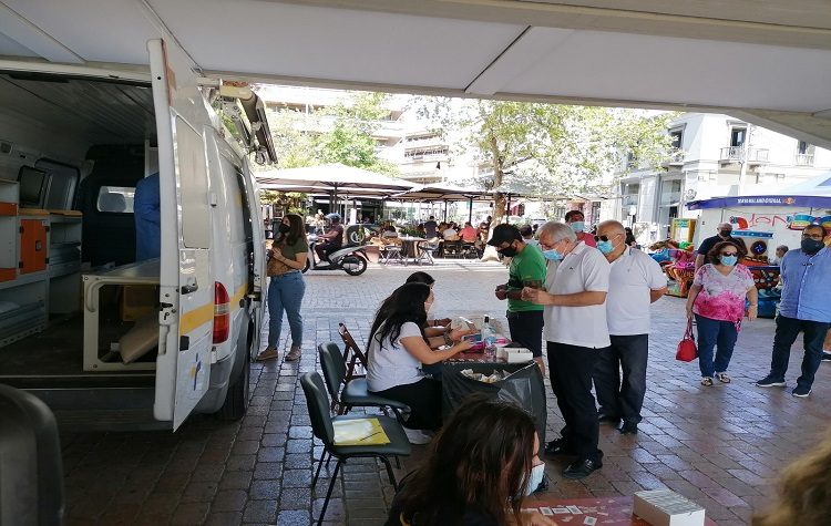 Θ. Αμπατζόγλου: «Καμία χαλάρωση, η πανδημία είναι εδώ»