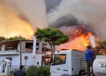 Στη μάχη κατάσβεσης της φωτιάς στη Βαρυμπόμπη ο ΣΠΑΠ