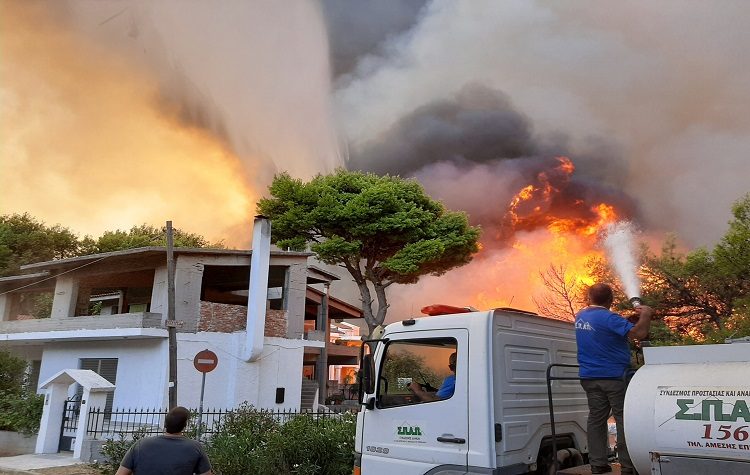 Στη μάχη κατάσβεσης της φωτιάς στη Βαρυμπόμπη ο ΣΠΑΠ