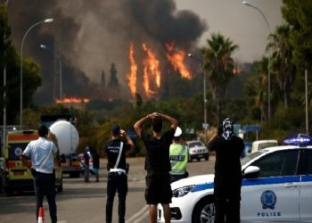 Ανεξέλεγκτη η φωτιά στους πρόποδες της Πάρνηθας - Κάηκαν σπίτια, κινδύνευσαν άνθρωποι