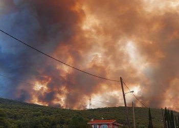 Μαίνεται η «πύρινη κόλαση» στα Βίλια - Απομακρύνθηκαν οι κάτοικοι πέντε οικισμών