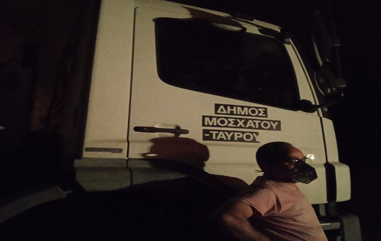 Στη πύρινη λαίλαπα της Βαρυμπόμπης η υδροφόρα του Δήμου