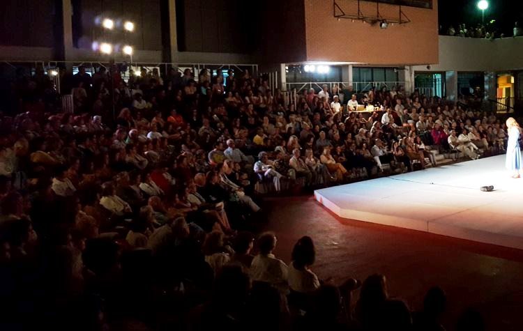 Αυλαία για τα «Μενάνδρεια» με τη σκέψη στους πυρόπληκτους