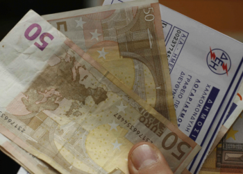 Στους δρόμους γυναίκες και συνταξιούχοι της περιοχής για τις αυξήσεις ρεύματος