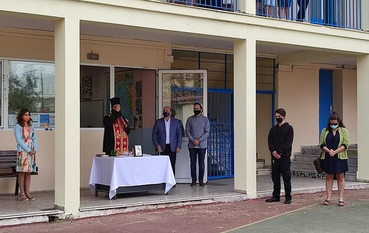 Χωρίς προβλήματα το «πρώτο κουδούνι» - Σε αγιασμούς σχολείων ο Γ. Καλαφατέλης