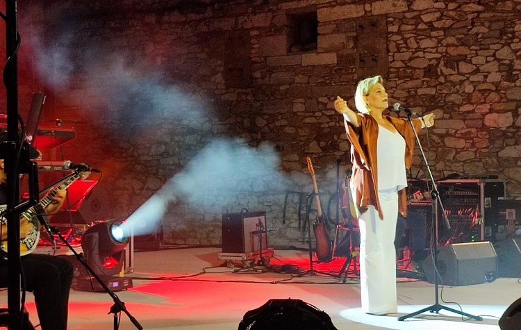 «Διονύσια 2021»: Μάγεψε η Γιώτα Νέγκα με την ξεχωριστή λαϊκή της φωνή