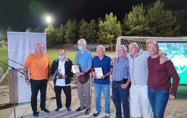 Τιμή στον «στρατηγό» Μίμη Δομάζο και την ομάδα του Γουέμπλεϊ από τον Δήμο