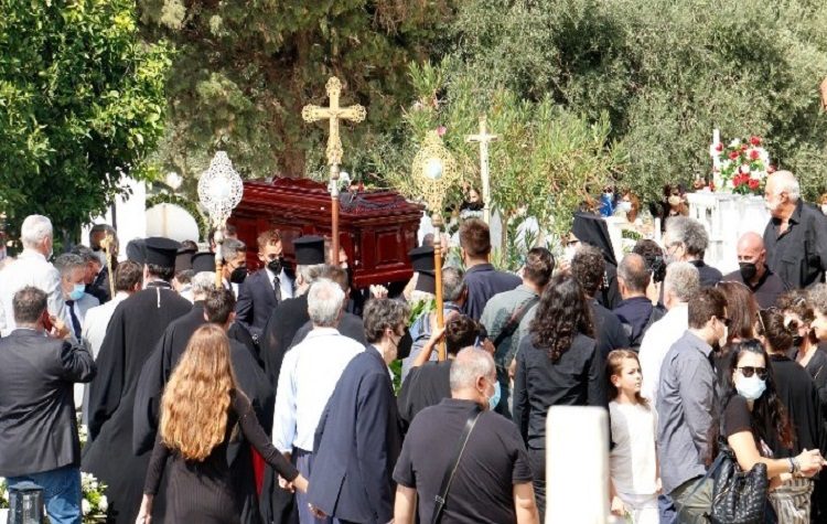 Στην κρητική γη αναπαύεται ο Μίκης Θεοδωράκης