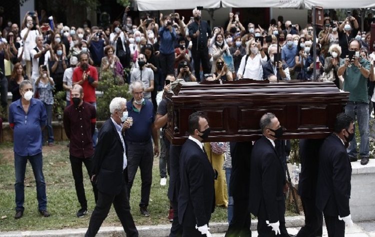 Ολοκληρώθηκε στην Μητρόπολη το λαϊκό προσκύνημα στον Μίκη Θεοδωράκη