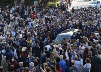 Σε λαϊκό προσκύνημα η σορός του Μίκη Θεοδωράκη στον μητροπολιτικό ναό Χανίων