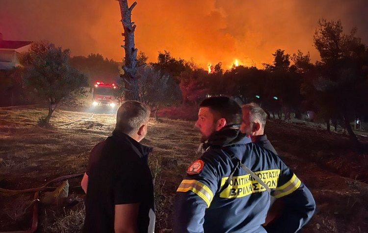 Άμεση συνδρομή της Περιφέρειας Αττικής στην κατάσβεση της πυρκαγιάς στη Νέα Μάκρη