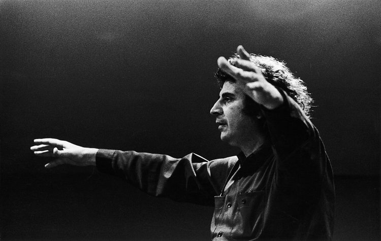 Η ΛΑΪΚΗ ΣΥΣΠΕΙΡΩΣΗ Αμαρουσίου αποχαιρετά τον Μίκη Θεοδωράκη