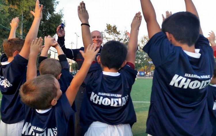 Ο Μίμης Δομάζος διδάσκει στα παιδιά και την αγάπη για τα αδέσποτα