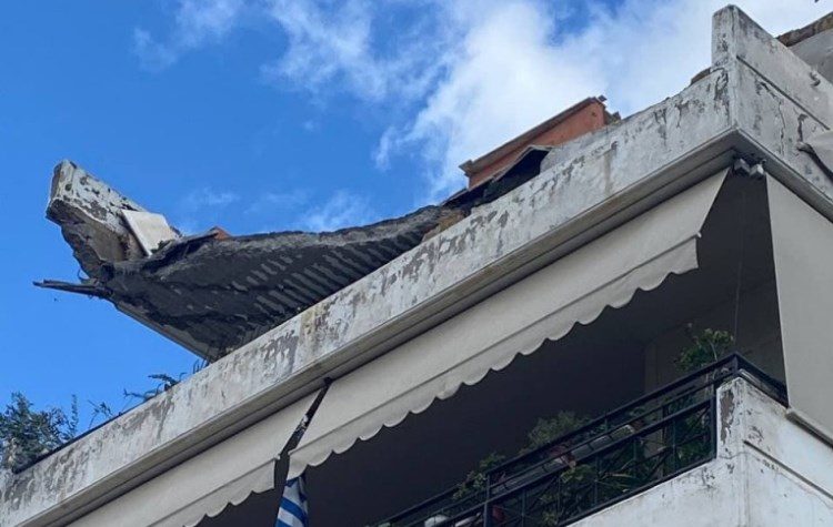 Έπεσε πλάκα πολυκατοικίας στην οδό Κούρτεση - Ένοικος: «Γλιτώσαμε για πέντε λεπτά» (Βίντεο)