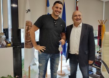 Ο αργυρός Ολυμπιονίκης του πόλο Κώστας Μουρίκης στο δημαρχείο