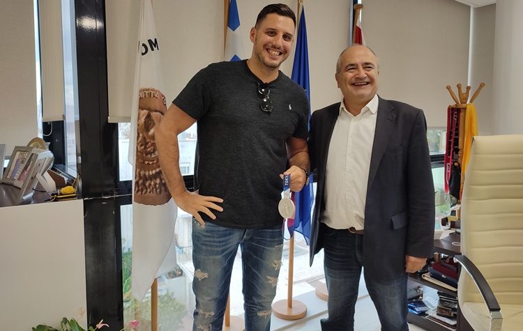 Ο αργυρός Ολυμπιονίκης του πόλο Κώστας Μουρίκης στο δημαρχείο