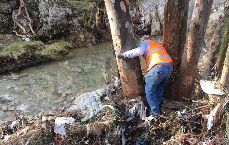 Συνεχίζονται οι καθημερινοί καθαρισμοί ρεμάτων από συνεργεία της Περιφέρειας Αττικής
