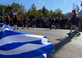 Μαζικές παρελάσεις για το «ΟΧΙ» σε Χολαργό και Παπάγου (Εικόνες)