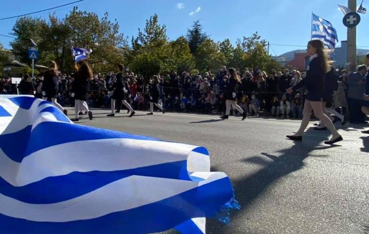 Μαζικές παρελάσεις για το «ΟΧΙ» σε Χολαργό και Παπάγου (Εικόνες)