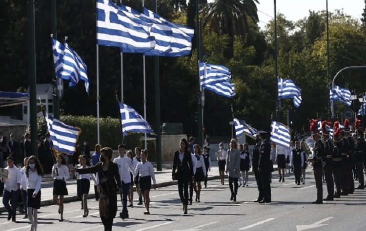 Πλήθος κόσμου στην πρώτη μαθητική παρέλαση στην Αθήνα από την έναρξη της πανδημίας