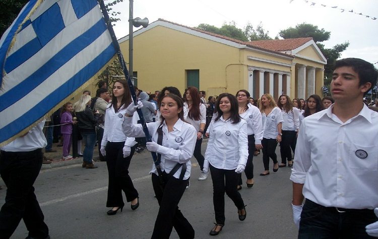 #ΕΝΩΜΕΝΟ ΜΑΡΟΥΣΙ: «Μπάχαλο με υπογραφή Αμπατζόγλου η μαθητική παρέλαση»