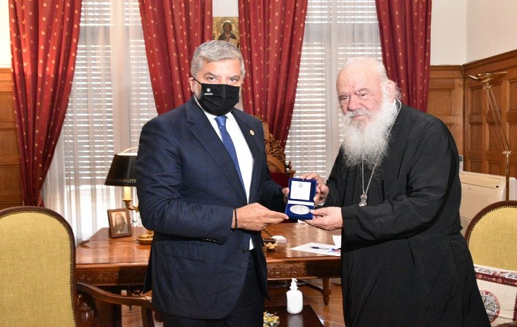 Βράβευση Πατούλη από τον αρχιεπίσκοπο Ιερώνυμο με το μετάλλιο της Εκκλησίας της Ελλάδος