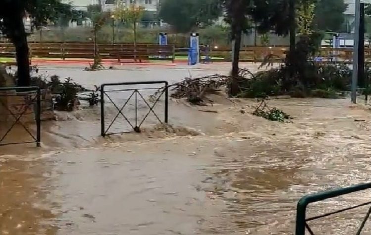 Το ρέμα «βούλιαξε» τη νέα πλατεία στην Αγίου Αθανασίου στο Μαρούσι!