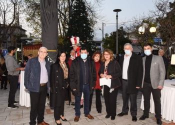 Άναψε το Χριστουγεννιάτικο δέντρο στη Λυκόβρυση