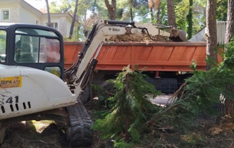 Σε εξέλιξη ο καθαρισμός του κεντρικού ρέματος Διονύσου