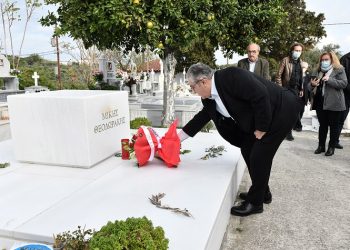 Ο γ.γ. της ΚΕ του ΚΚΕ Δ. Κουτσούμπας επισκέφτηκε τον τάφο του Μ. Θεοδωράκη στα Χανιά