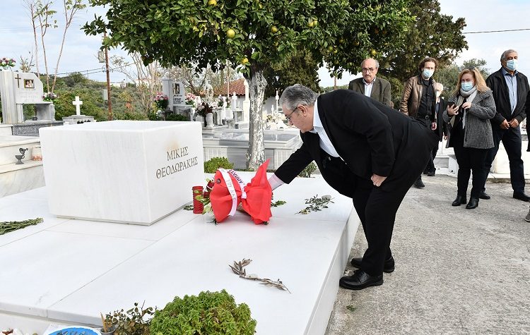 Ο γ.γ. της ΚΕ του ΚΚΕ Δ. Κουτσούμπας επισκέφτηκε τον τάφο του Μ. Θεοδωράκη στα Χανιά