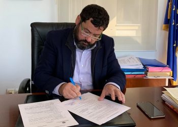 Υπογράφηκε η σύμβαση για το σχέδιο φόρτισης ηλεκτρικών οχημάτων