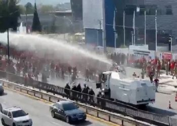 Αστυνομικοί έριξαν χημικά και νερό στους διαδηλωτές πυροσβέστες στο Μαρούσι!