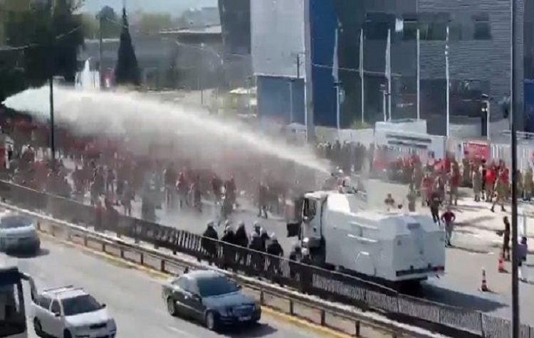 Αστυνομικοί έριξαν χημικά και νερό στους διαδηλωτές πυροσβέστες στο Μαρούσι!