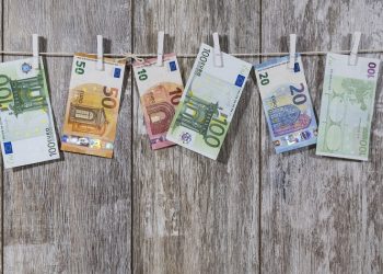 Δύο αγκάθια της χώρας: Δημόσιο χρέος και διαφθορά