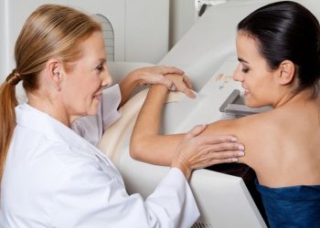 Διενέργεια μαστογραφίας σε άπορες και ανασφάλιστες στο Παλαιό Φάληρο