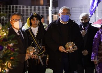 Παρουσία του δημάρχου το άναμμα του δέντρου του Συλλόγου Ποντίων Αμαρουσίου «Νίκος Καπετανίδης»