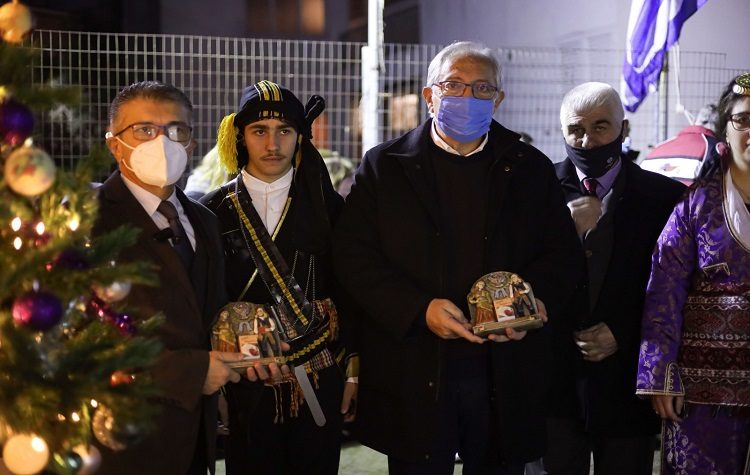 Παρουσία του δημάρχου το άναμμα του δέντρου του Συλλόγου Ποντίων Αμαρουσίου «Νίκος Καπετανίδης»