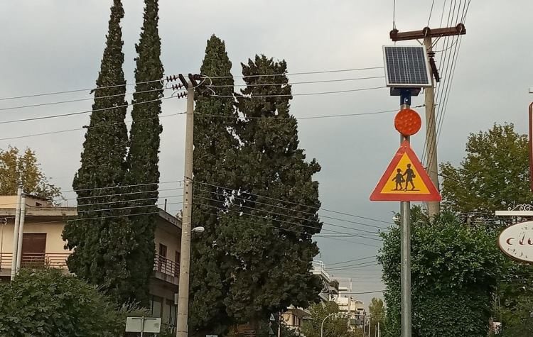 Αναλάμποντα φανάρια έξω από διάβαση στο 3ο Γυμνάσιο