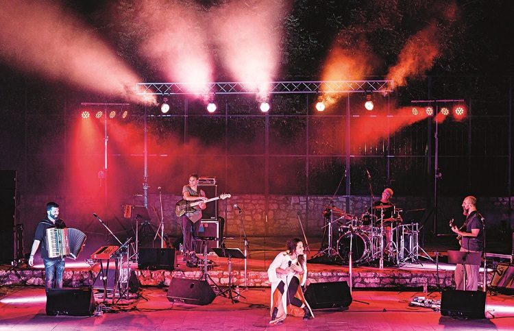 Σταυρός του Νότου: Το μουσικό Crossover της Αγγελικής Τουμπανάκη