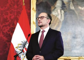 Αυστρία: Μπαράζ παραιτήσεων