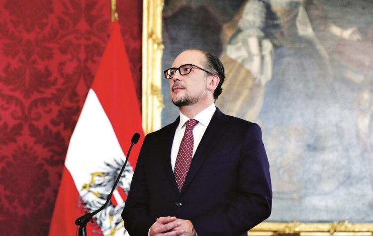 Αυστρία: Μπαράζ παραιτήσεων