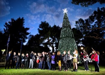 Άναψαν τα φώτα του Χριστουγεννιάτικου δέντρου στην πλατεία του Ψυχικού