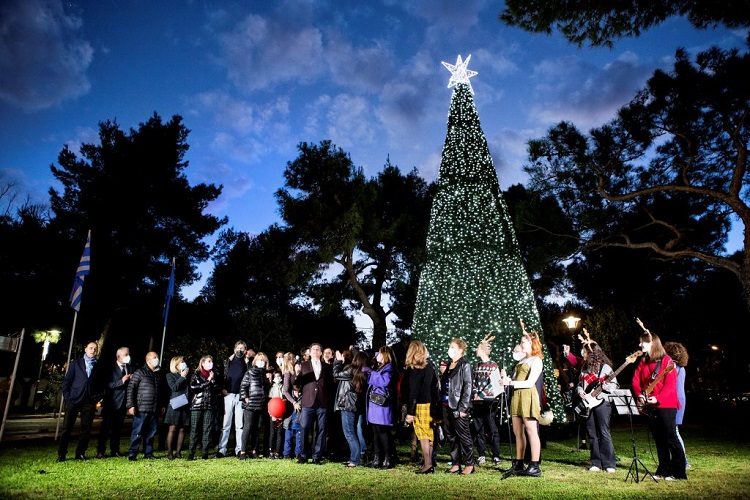 Άναψαν τα φώτα του Χριστουγεννιάτικου δέντρου στην πλατεία του Ψυχικού