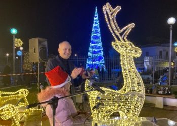 Με κέφι και μελωδίες άναψε το χριστουγεννιάτικο δέντρο της Μεταμόρφωσης